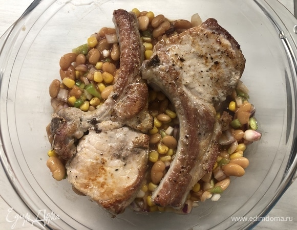 В форму для запекания первым слоем укладываем фасоль с кукурузой, сверху кладем мясо.