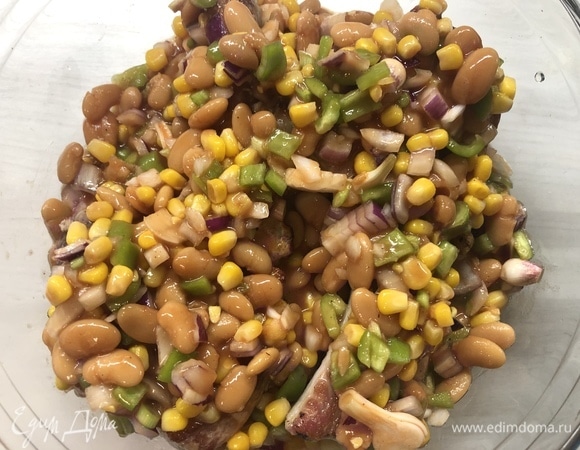 Накрываем мясо вторым слоем из фасоли и кукурузы, закрываем крышкой и убираем в разогретую до 175–180°C духовку. 30 минут готовим под крышкой и 30 минут без нее.