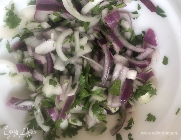 Маринуем оставшийся лук, нарезанный полукольцами. Белый и красный лук смешиваем с солью, сахаром, водой и яблочным уксусом. Ждем 20–30 минут, сливаем жидкость и добавляем мелко нарезанную зелень.