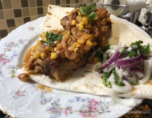 Выкладываем все на лаваш. Украшаем зеленью. Приятного аппетита.