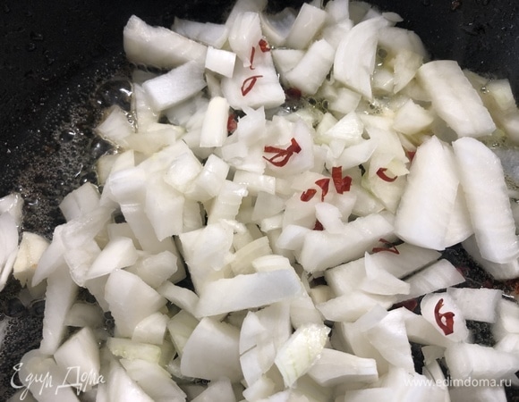 В отдельной сковороде обжариваем лук и чили.