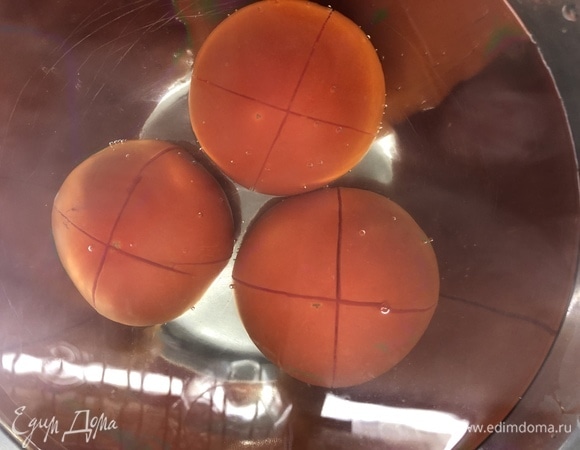 На помидорах делаем надрезы, заливаем кипятком, ждем, снимем кожу, мелко нарезаем.