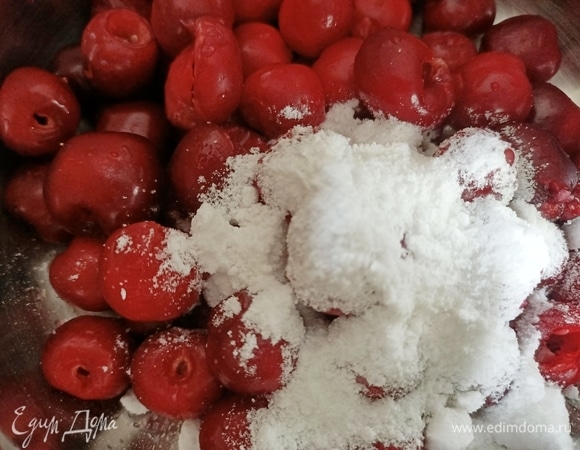 Черешню промыть, удалить косточки. Переложить в сотейник, добавить сахарную пудру и 15 г воды. Варить 3–4 минуты, пока ягоды не начнут загустевать. Остудить.