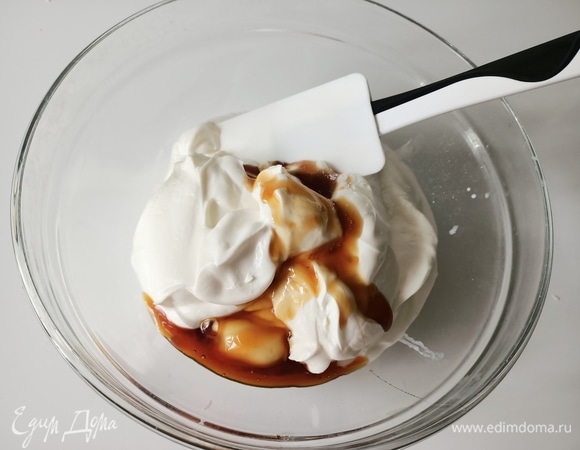 В глубокой миске смешать йогурт, ванилин и мед.