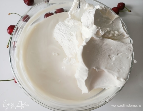К хорошо охлажденным сливкам добавить сахарную пудру, взбить. Взбитые сливки, аккуратно перемешать с йогуртом.