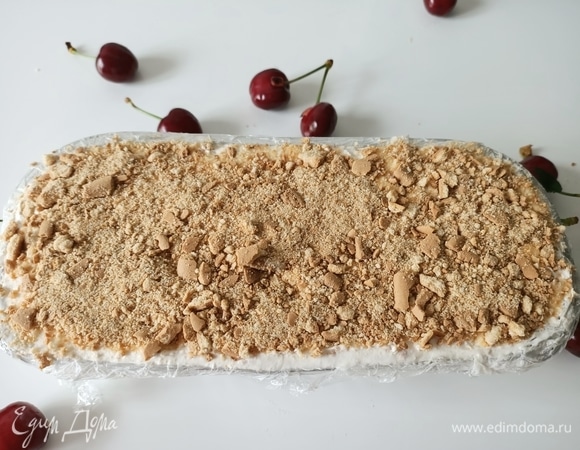 Измельчить печенье, выложить сверху десерта, слегка утрамбовывая его руками. Накрыть пищевой пленкой и поставить в холодильник минимум на 3 часа.