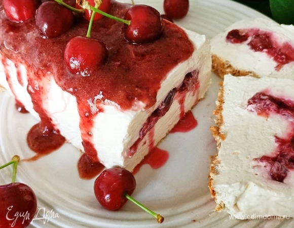 Готовим соус. 50 г черешни промыть, удалить косточки. Измельчить блендером, добавить сахарную пудру и варить 2–3 минуты. Остудить. Готовый десерт полить фруктовым соусом, украсить свежими ягодами и подавать. Приятного аппетита!