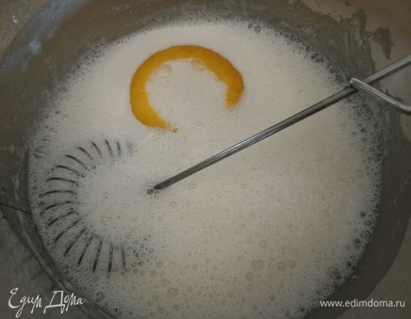 Начнем с крема. В сотейнике смешать муку, сахар и ванилин. Постепенно ввести молоко. Добавить корку половины лимона. Поставить на плиту и варить до загустения при постоянном помешивании. Из готового крема удалить лимонную корку, накрыть пищевой пленкой и остудить.