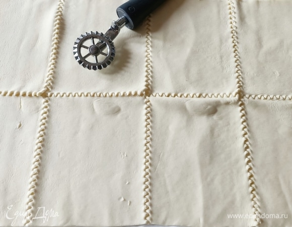 Слоеное тесто разрезать на прямоугольники.