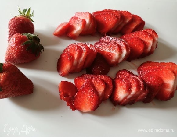 Нарезать клубнику.