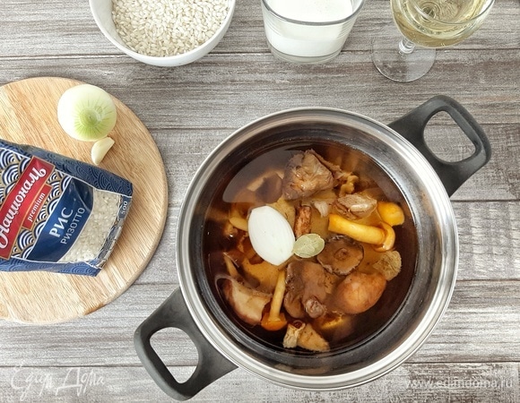 Лесные грибы размораживаем, промываем. Заливаем холодной водой (примерно 600 мл), добавляем лук, чеснок, лавровый лист и перец горошком. Варим на медленном огне 30 минут.