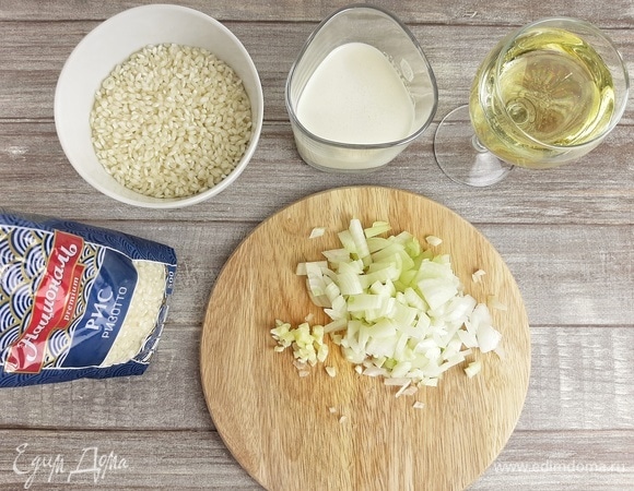 Лук и чеснок мелко нарезаем.