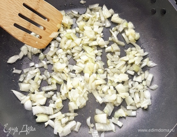 Пассеруем пару минут лук и чеснок на оливковом масле.