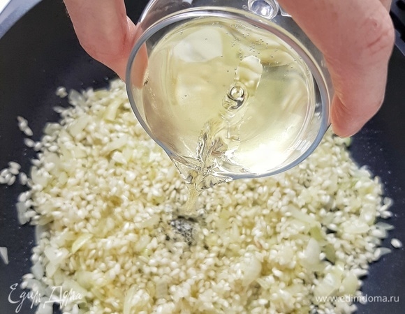 Вливаем белое сухое вино и выпариваем на половину.