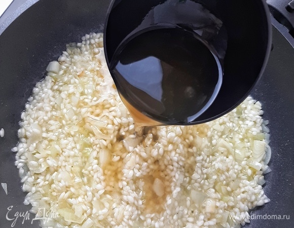 Добавляем половник горячего грибного бульона и готовим рис, помешивая, до выпаривания почти всей влаги. Добавляем еще половник бульона и снова выпариваем почти всю жидкость, периодически помешивая рис. И так делаем до тех пор, пока рис почти полностью не приготовится (до состояния альденте). Крышку не закрываем! Если вдруг у вас не хватит бульона, можно добавить кипяток.