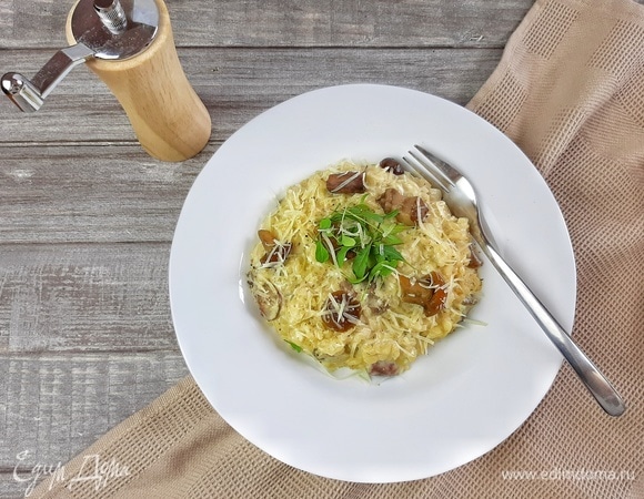 Готовое ризотто можно подать с горстью руколы и капнуть в него пару капель оливкового масла.