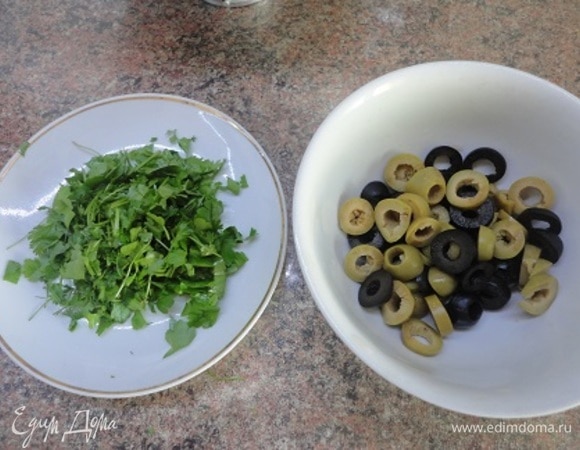 В это время оливки и маслины (всего 50 г) крупно нарубить. Нарезать зелень.