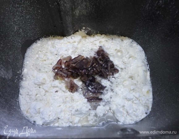 Муку просеять, соединить с луком. Добавить соль, сахар. Вылить воду.