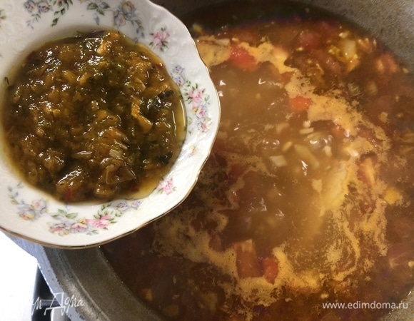 За 15 минут до готовности отправляем в кастрюлю 2 столовые ложки ткемали.