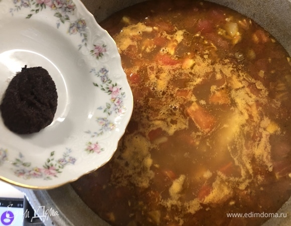 И следом — одну столовую ложку острой аджики.