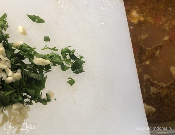 Когда харчо готово, добавляем нарезанную зелень с 4 дольками чеснока, закрываем крышкой, даем настояться 15 минут. Добавляем соль.