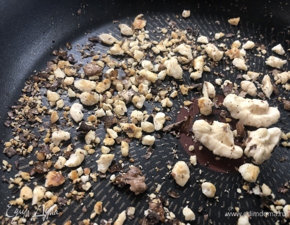 Мне нравится с грецкими орехами, добавляем порционно (по желанию), обжариваем по 2 орешка на порцию на сухой сковороде.