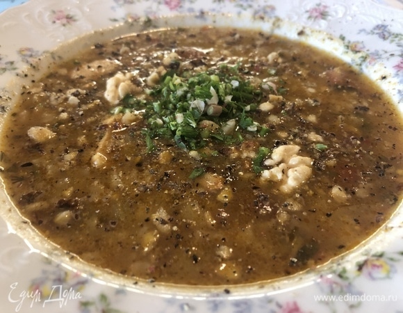 Выкладываем в тарелку, украшаем свежей зеленью и орехами. Приятного аппетита.