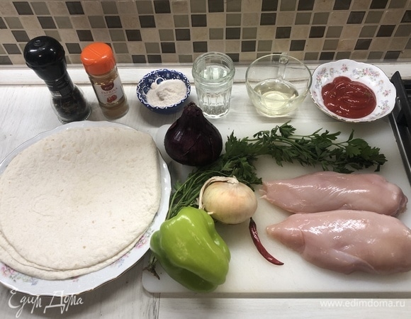Подготовим ингредиенты. Водку можно заменить на текилу. Болгарский перец — изюминка блюда, желательно иметь пару видов по цвету.