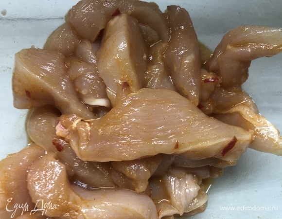 Куриное филе нарезаем на длинные кусочки, солим, заливаем маринадом, убираем в холодное место минимум на 20 минут.