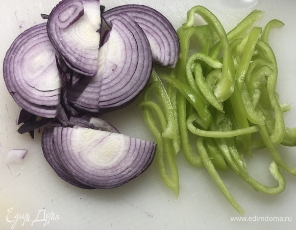 Красный лук и болгарский перец нарезаем соломкой.