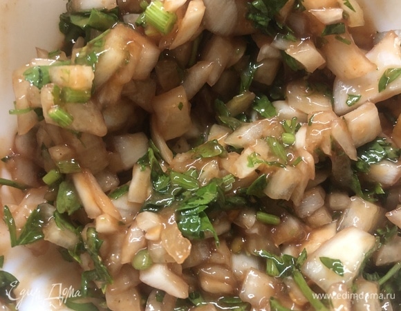 Для соуса: мелко нарезаем репчатый лук и зелень, перемешиваем с кетчупом.