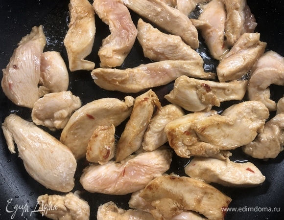 Обжариваем курицу.