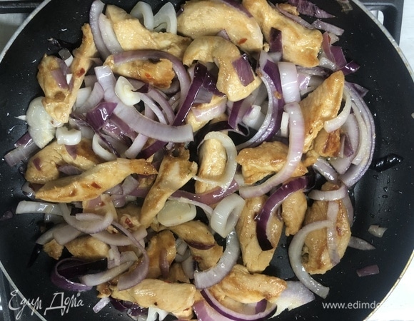 Когда мясо практически готово, добавляем красный лук.