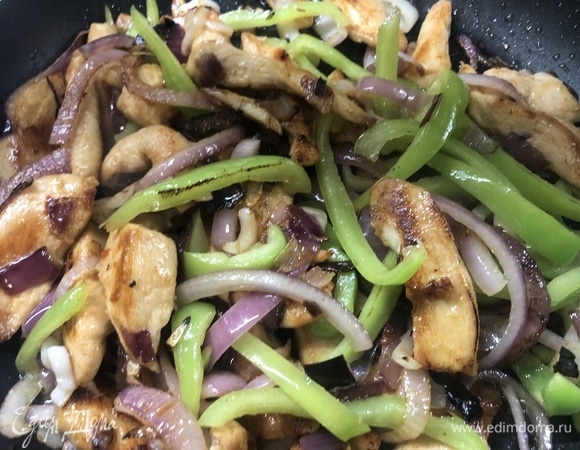 В самом конце добавляем перец на пару минут.