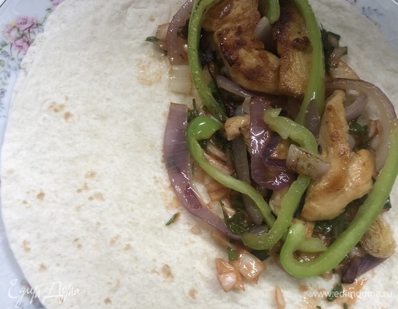 Смазываем половину питы соусом и сверху выкладываем зажарку.