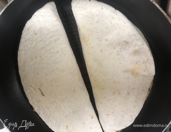 Закрываем и обжариваем на сухой сковороде.