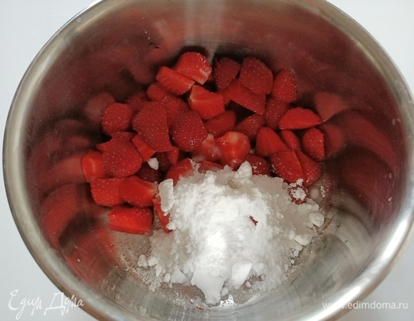 Клубнику очистить, мелко нарезать. Положить в сотейник, добавить сахарную пудру и лимонный сок. Варить 2–3 минуты. Переложить в миску, накрыть пищевой пленкой и остудить. Когда клубника остынет, убрать ее в морозильную камеру на 20 минут.