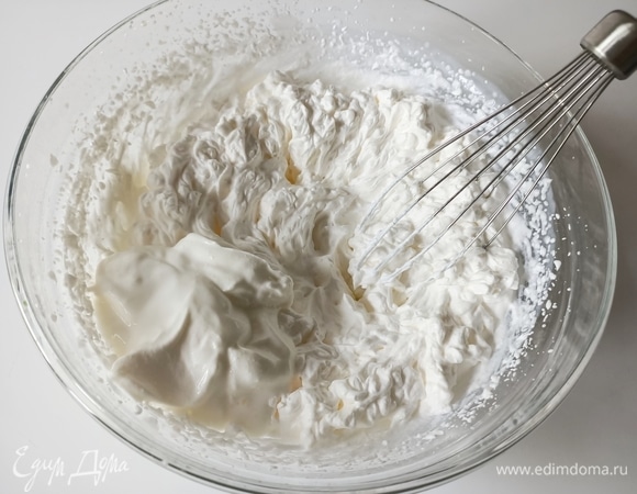 Взбить хорошо охлажденные сливки. Добавить холодный йогурт, аккуратно перемешать.