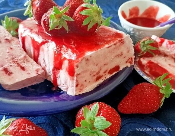 Готовим клубничный соус. Клубнику измельчить при помощи блендера, добавить сахарную пудру и лимонный сок, варить 2–3 минуты. Остудить. Семифредо достать из морозильной камеры, полить соусом, разрезать на порционные кусочки, украсить свежей клубникой и подавать. Приятного аппетита!