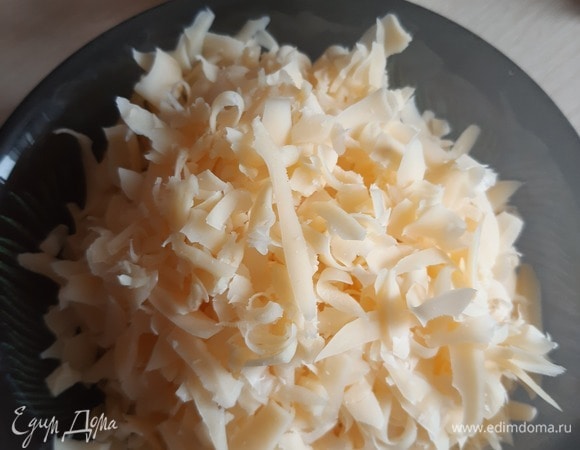 Сыр натираем.