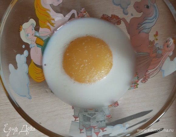 Смешиваем желток с молоком и солью. Взбиваем и смазываем раскатанное тесто.