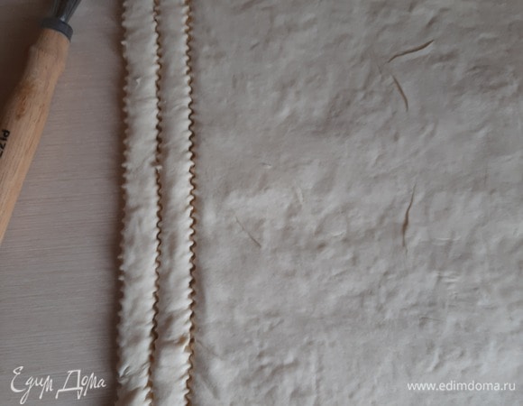 Сверху накрываем вторым пластом теста. Прижимаем и нарезаем на полоски. Скручиваем.