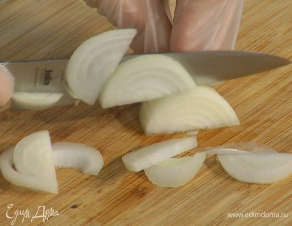 Лук почистить и нарезать полукольцами.