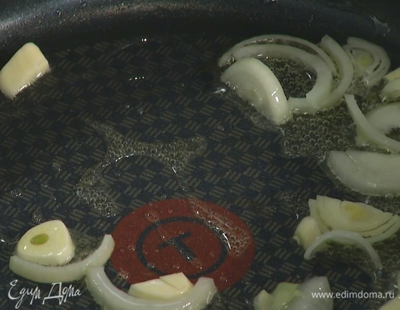 Чеснок почистить, мелко порубить и отправить к луку, добавить томатную пасту и все прогреть.