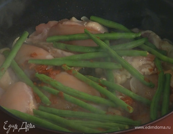 Выложить к овощам куриное филе и обжарить, затем добавить фасоль и помидоры черри, посолить, поперчить и, перемешивая, жарить до золотистого цвета. 