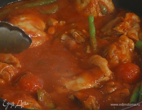 Оливки нарезать и отправить к курице, добавить пассату и тушить еще 10–15 минут до готовности.