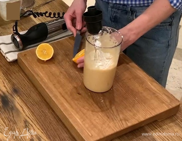 Приготовить начинку: в чашу блендера поместить яйцо, желток, сахар и соль, влить ванильный экстракт и все взбить, добавить кукурузный крахмал, сок лимона и еще раз взбить, затем в два приема ввести творог и взбивать, пока не получится густой крем.