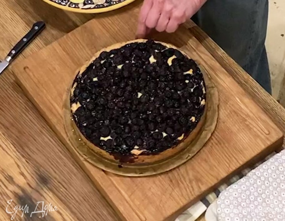 Выпекать ватрушку в разогретой духовке 35–40 минут.