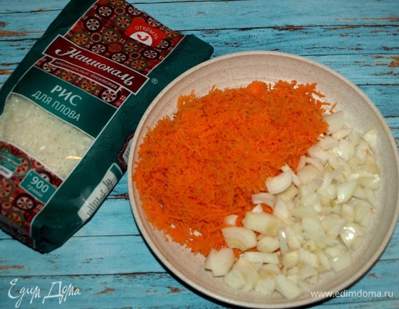 Лук и морковь очистить. Лук мелко порубить, морковь натереть на мелкой терке. Обжарить лук и морковь на растительном масле до мягкости. Приправы не добавлять.