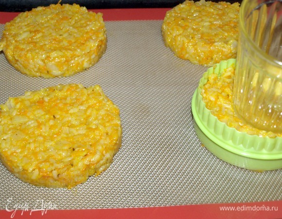 Противень застелить пекарской бумагой или силиконовым ковриком. Готовый рис выкладываем в формовочное кольцо диаметром 9–10 см. Утрамбовываем рис при помощи стакана. И отправляем в заранее разогретую до 180°C духовку на 10 минут.